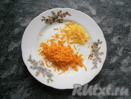 С апельсина и лимона снять цедру.