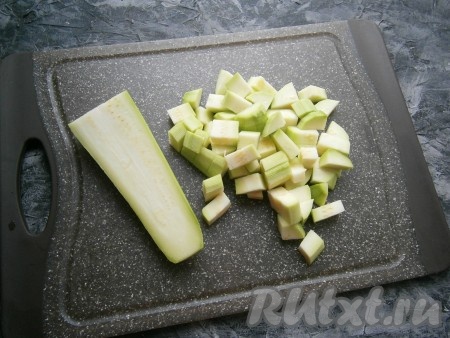 Нарезать очищенный кабачок на небольшие кубики. Если семена крупные, внутренности кабачка вместе с семенами нужно предварительно удалить. У меня кабачок очень молоденький с недозрелыми маленькими семенами, я использовала его полностью.
