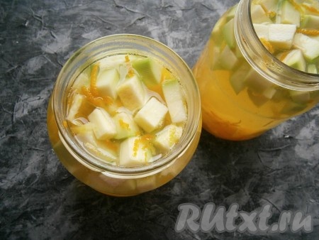 Залить банки кипятком доверху, накрыть плотно предварительно прокипячёнными крышками и оставить на 20 минут.
