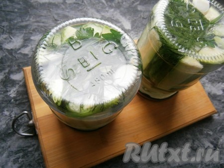 Сразу же банки закрутить прокипячёнными крышками и перевернуть.
