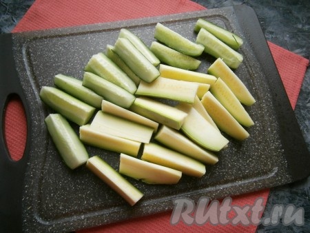 Огурчики и кабачки (молоденькие кабачки можно готовить вместе с кожурой) нарезать, приблизительно, одинаковыми брусочками, которые поместятся в пол-литровые баночки.
