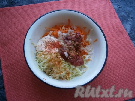 Всыпать соль, специи, паприку, молотый чёрный перец, добавить мелко нарезанный чеснок, хорошо перемешать и начинка для фарширования половинок перцев готова.