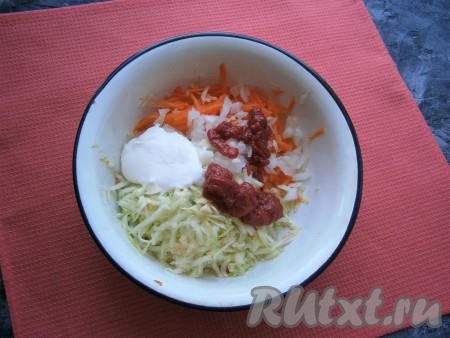 Добавить к натёртым овощам мелко нарезанный очищенный лук, 2 столовые ложки сметаны и 3 чайные ложки томатной пасты.

