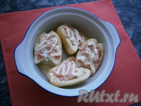 Половинки болгарских перцев, фаршированных кабачками и морковкой, сложить в кастрюльку (или в форму для запекания - вариант для духовки), влить на дно растительное масло и подготовленный соус.
