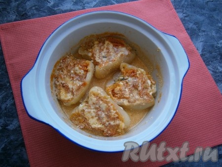 Накрыть кастрюльку крышкой, довести соус до кипения и тушить перец, фаршированный кабачками, на минимальном огне около 20-25 минут (в разогретой духовке готовить перец под закрытой крышкой при температуре 180 градусов около 25 минут).
