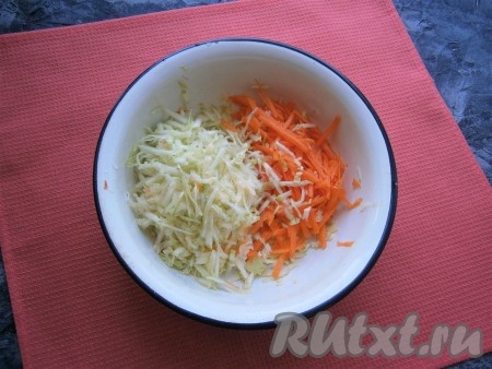 Очищенную морковь и кабачок (с молодого кабачка кожицу можно не снимать) натереть на крупной тёрке.
