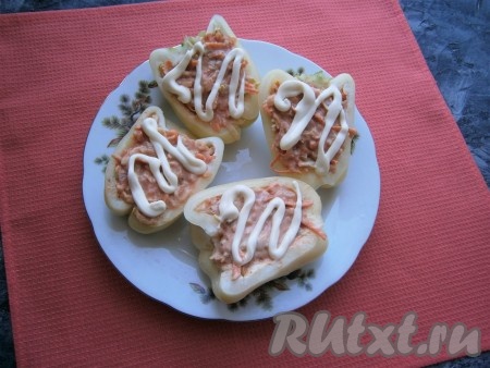 Нафаршировать получившейся начинкой половинки перцев. Сверху смазать фаршированные перцы майонезом (сделать сеточку или полосочки).