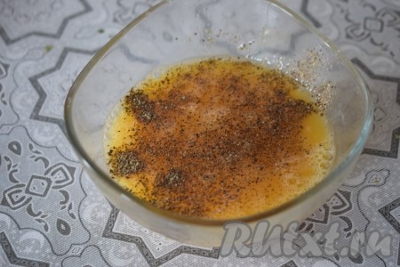 Перемешиваем яйца вилкой до однородности и добавляем свежемолотый перец.
