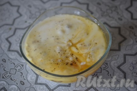 К яичной массе добавляем сметану и молоко, перемешиваем до однородности и наша заливка готова.