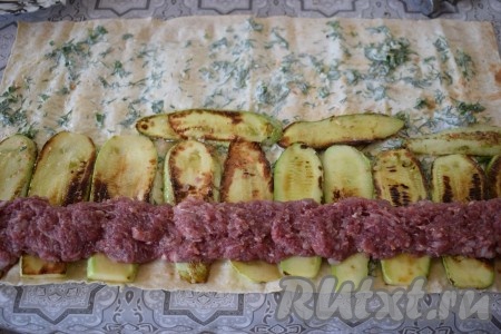 Затем из фарша формируем колбаску и кладём поверх кабачков.
