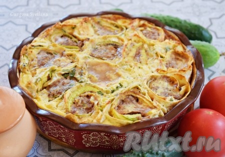 Выпекаем пирог из лаваша при температуре 180 градусов, примерно, 45 минут. Готовый пирог будет прекрасно пахнуть мясом и кабачками, возбуждая аппетит.