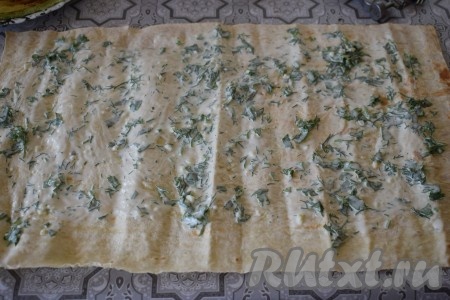 Далее раскладываем на рабочей поверхности лаваш, смазываем его поверхность приготовленным соусом, оставляя чистыми края лаваша.
