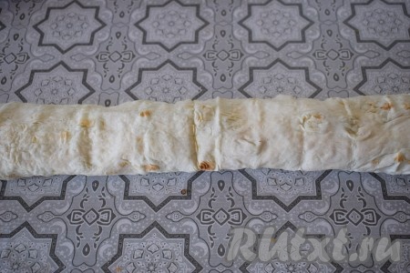 У нас должен получиться плотный, аккуратный рулет.