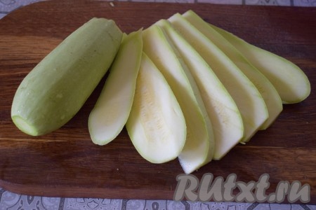 Далее молодые кабачки моем, кожица у них нежная, поэтому её не снимаем. Нарезаем кабачки на продольные полоски толщиной, примерно, 4-5 мм.

