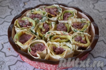 Берём форму для выпечки (если вы используете металлическую форму, то обязательно застелите её фольгой или пергаментом, а если керамическую - достаточно смазать её капелькой растительного масла). Диаметр моей формы 24 см. Выкладываем кусочки лаваша в форму, заполняя её полностью.
