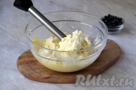 Погружным блендером взбейте творожную массу до однородного состояния.&nbsp;
