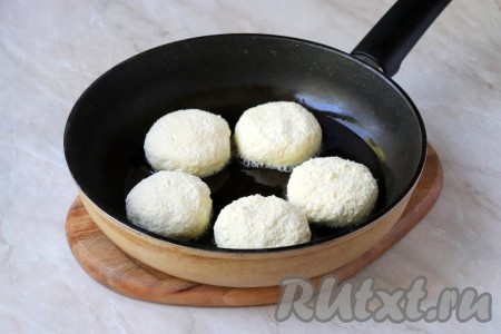 Разогрейте в сковороде растительное масло, выложите сырники с черникой и обжарьте их с двух сторон до аппетитной корочки (ориентировочно, минуты по 3-4 с каждой стороны) на умеренном огне под крышкой.
