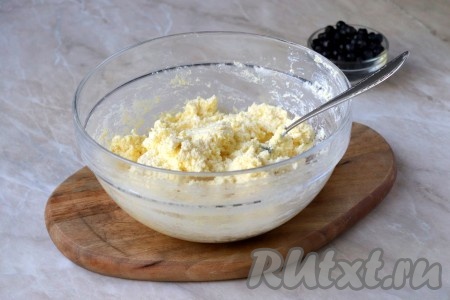 В творожную массу всыпьте муку и перемешайте ложкой. Масса должна получиться достаточно густой и липкой. Больше муки добавлять не следует, иначе сырники получатся через чур плотными.&nbsp;
