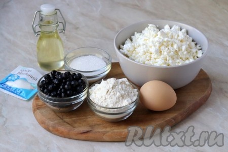 Подготовьте продукты по списку для приготовления сырников с черникой