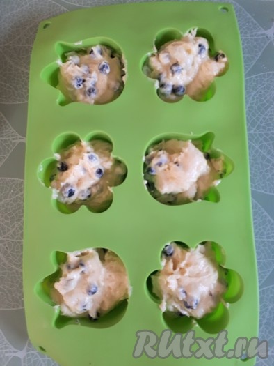 Тесто выложить в формочки для выпечки кексов, заполняя их на 2/3 объёма. Выпекать маффины с ягодами в духовке, нагретой до 180 градусов, до готовности (25-30 минут).