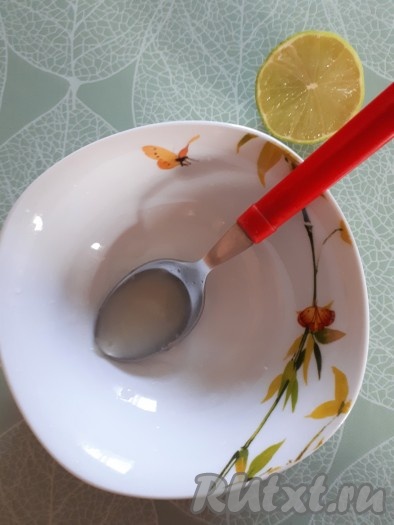 Тем временем можно приготовить глазурь, для этого выжать сок из лимона (у меня был лайм).