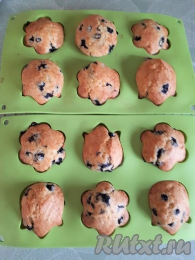 Маффины с ягодами, достав из духовки, немного остудить, а затем вынуть из формочек и переложить на блюдо.