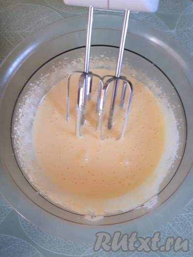 Все продукты для приготовления маффинов должны быть комнатной температуры. Ягоды вымыть, обсушить, замороженные ягодки размораживать не нужно. В достаточно объёмной миске взбить яйца с сахаром с помощью миксера до светлой, пышной массы.