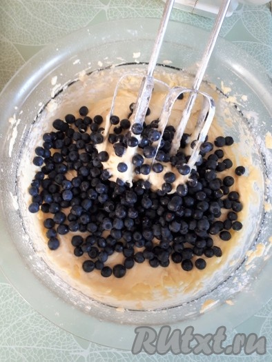 Добавить ягоды и осторожно перемешать ложкой, тесто получится достаточно густым.

