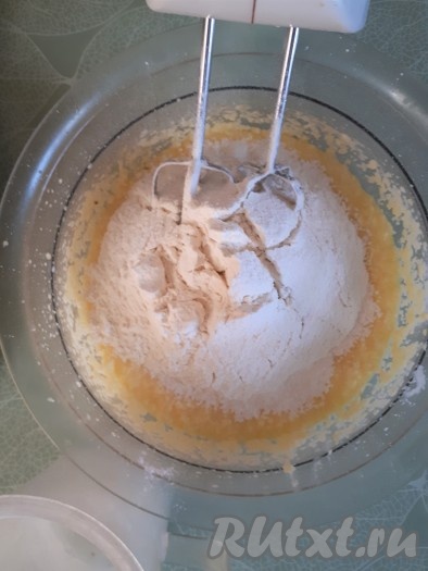 Влить молоко, снова взбить. Муку просеять с разрыхлителем и добавить в тесто. Перемешать миксером на небольших оборотах.
