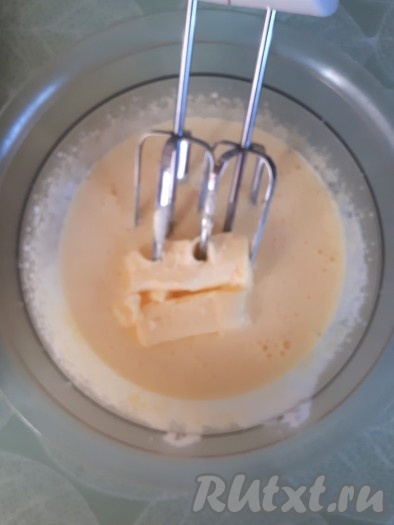 Добавить мягкое сливочное масло (масло, как и все продукты, должно быть комнатной температуры), взбить миксером.