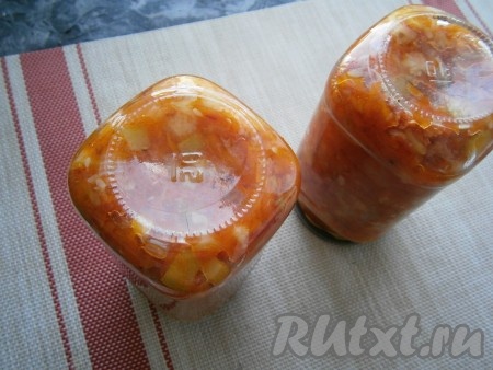 Сразу баночки закрутить и перевернуть.
