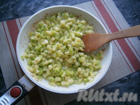 Кабачки обжаривать на среднем огне, помешивая, до мягкости и лёгкой румяности.
