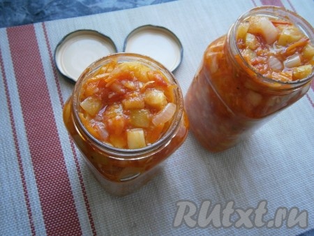 Разложить горячую икру из кабачков по простерилизованным сухим банкам, сверху в каждую баночку влить по 0,5 чайной ложки уксуса.
