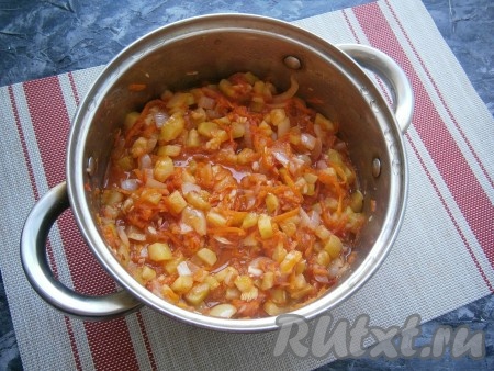 Перемешать, поставить кастрюлю на средний огонь, довести до кипения. Далее тушить кабачковую икру с помидорами на слабом огне под прикрытой крышкой, иногда помешивая, около 25 минут.
