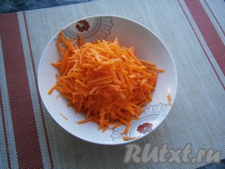 Морковь очистить, а затем натереть на крупной тёрке.
