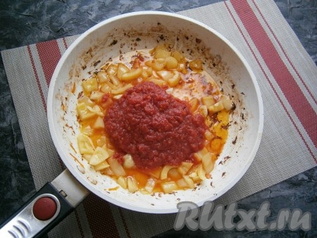 Обжарить морковку с кабачками и луком минуты 3-4, иногда перемешивая, затем переложить в кастрюлю с толстым дном. А в ту же сковороду влить оставшееся растительное масло, выложить нарезанный соломкой (или кусочками) болгарский перец, предварительно очищенный от плодоножки с семенами, обжарить его на среднем огне в течение 3-4 минут. Свежие помидоры прокрутить на мясорубке (или измельчить блендером, или натереть на тёрке). Должно получиться 200 мл томата, выложить его в сковороду с обжаренным перцем.