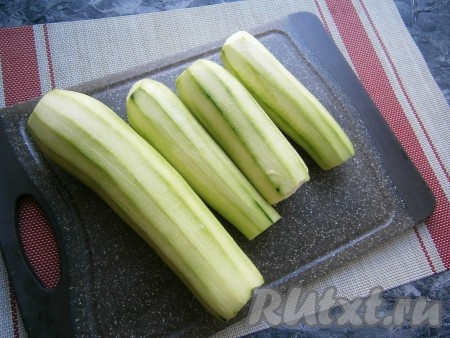 Очистить их от кожицы с помощью овощечистки.
