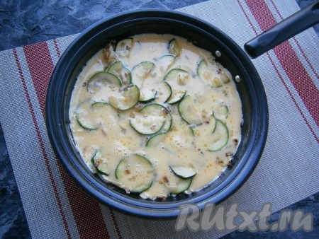 Цукини, обжаренные с луком и чесноком, залить молочно-яичной смесью.
