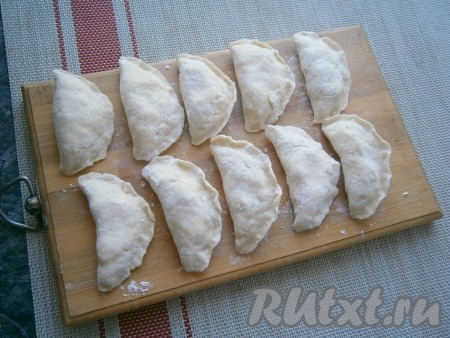Сформировать вареники обычным для вас способом, тщательно слепив края.
