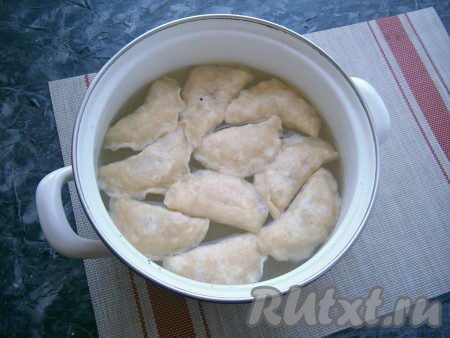 Воду вскипятить в кастрюле, выложить вареники с красной смородиной, снова дать воде закипеть и варить их на среднем огне около 5-7 минут.
