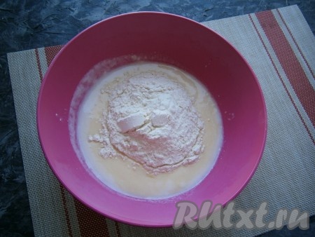 Хорошенько перемешать, всыпать муку.
