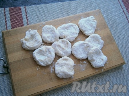 Далее тесто обмять с небольшим количеством муки, разделить его на небольшие кусочки.
