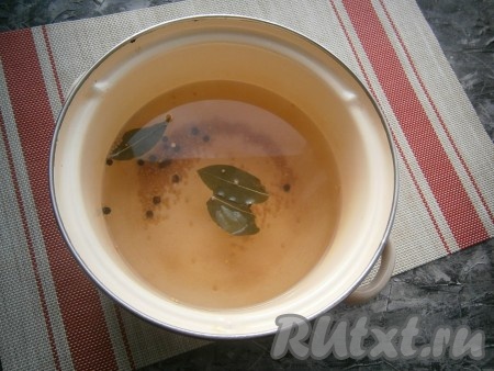 В кастрюлю влить 1 литр воды, довести её до кипения, добавить зёрна горчицы, лавровые листья, сахар, соль, перец душистый и чёрный горошком, проварить на среднем огне минуты 3-4, влить уксус и снять кастрюлю с маринадом с огня.
