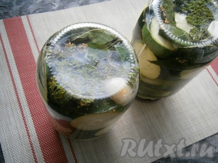 Банки закрутить (или закатать), перевернуть.
