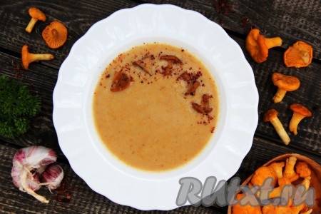 Очень нежный, вкусный и ароматный суп-пюре из лисичек с добавлением плавленного сыра готов, можно сразу подавать его к столу.
