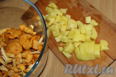 Грибочки очистить от листиков и грязи, промыть под водой. Картофель почистить и нарезать на средние кубики.
