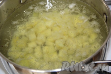 Воду влить к кастрюлю и довести до кипения. Всыпать картофель.
