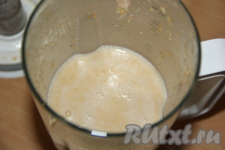 Таким образом небольшими порциями пюрировать весь суп из лисичек. Я в последнюю порцию добавила 2 треугольничка плавленного сыра со вкусом грибов.
