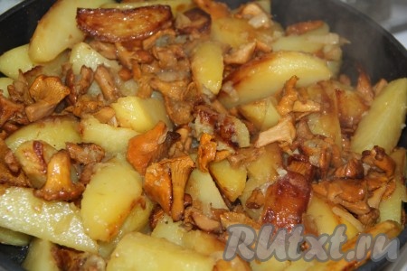 Аккуратно перемешиваем лисички с картофелем и прогреваем на небольшом огне в течение 10 минут, иногда перемешивая.&nbsp;
