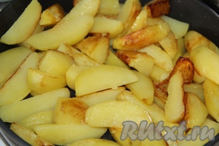 За 20 минут и картошка будет готова (я использовала молодой картофель). Вот с такой красивой, аппетитной корочкой получился картофель.
